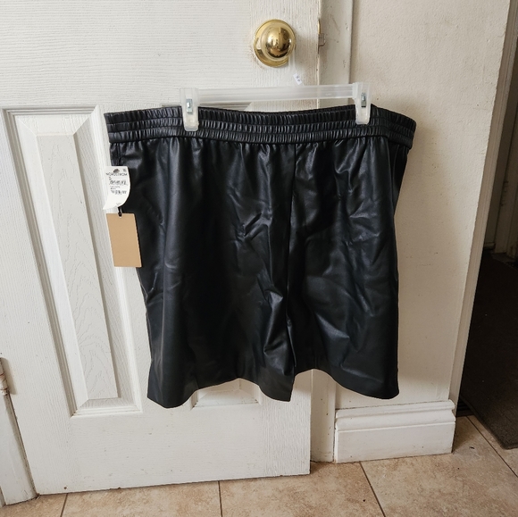 COPY - Plus size womens faux Leather shorts - Picture 2 of 2